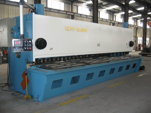 QC11Y大型數(shù)控閘式剪板機